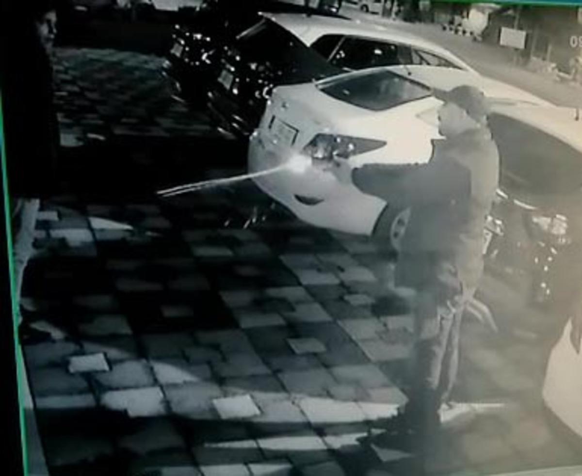 Ara&ccedil; vermeyen kiralama firması &ccedil;alışanına silahlı saldırı kamerada