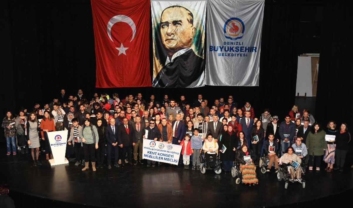 B&uuml;y&uuml;kşehir E-KPSS&rsquo;ye hazırlanan kursiyerlere &uuml;cretsiz kitap dağıttı