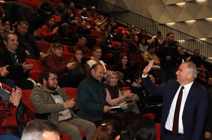 Büyükşehir E-KPSS’ye hazırlanan kursiyerlere ücretsiz kitap dağıttı G3