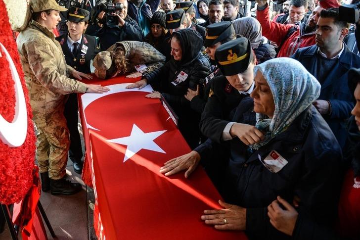 Şehit bomba imha uzmanı Esma Çevik son yolculuğuna uğurlandı G3