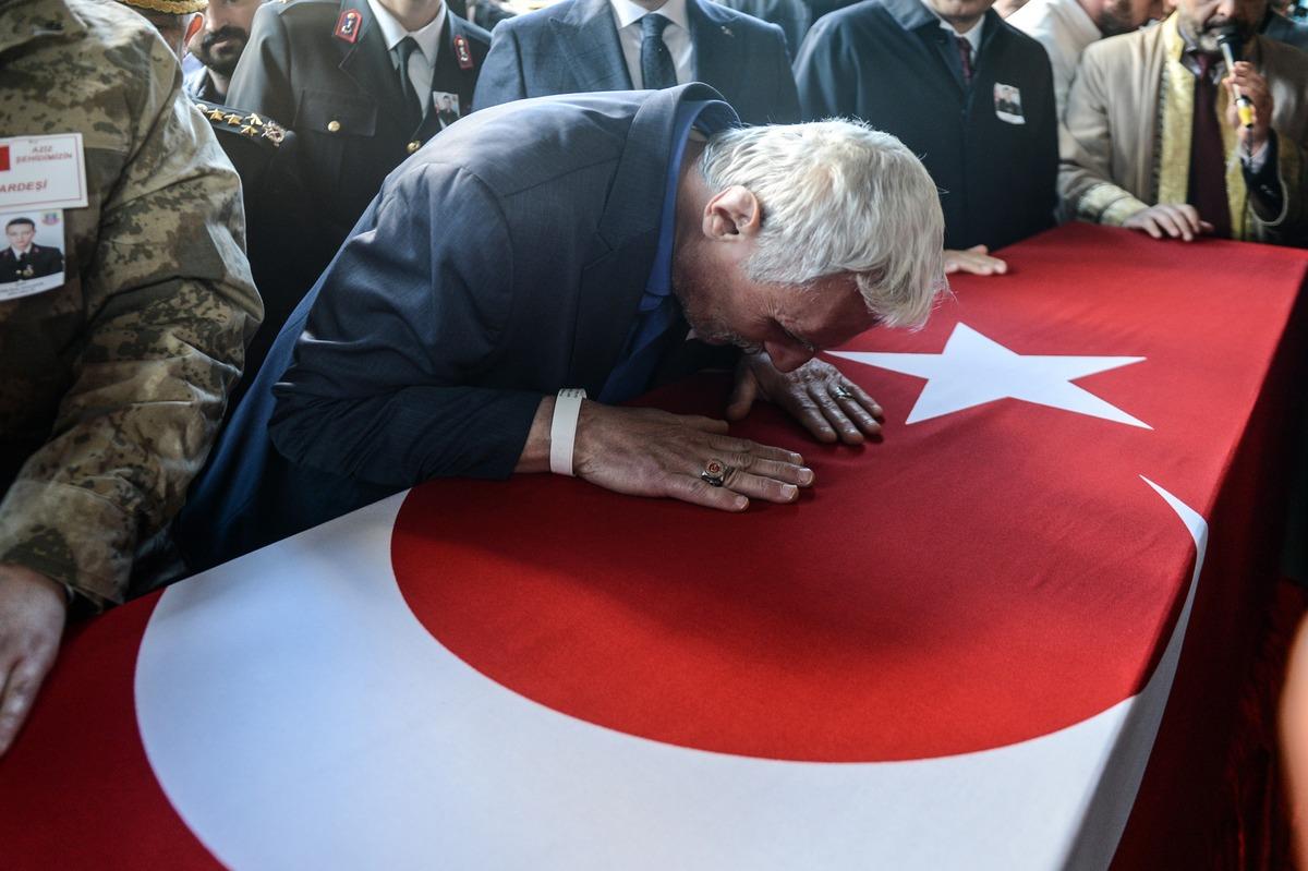 Şehit bomba imha uzmanı Esma &Ccedil;evik son yolculuğuna uğurlandı