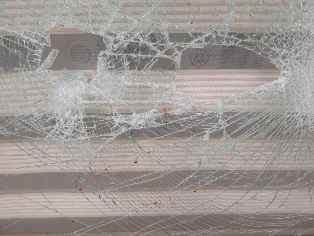 Restoranın camlarını kırdı, g&uuml;venlik kamerasına yakalandı