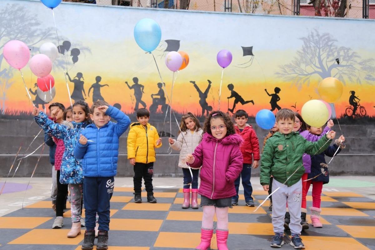 Minikler, dilek diledi g&ouml;ky&uuml;z&uuml;ne balon bıraktı