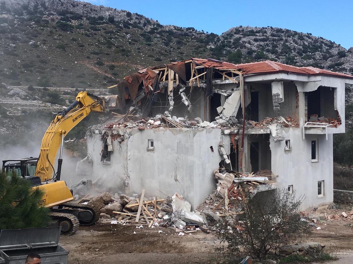 Marmaris'te, 3'er katlı 2 ka&ccedil;ak villa yıkıldı