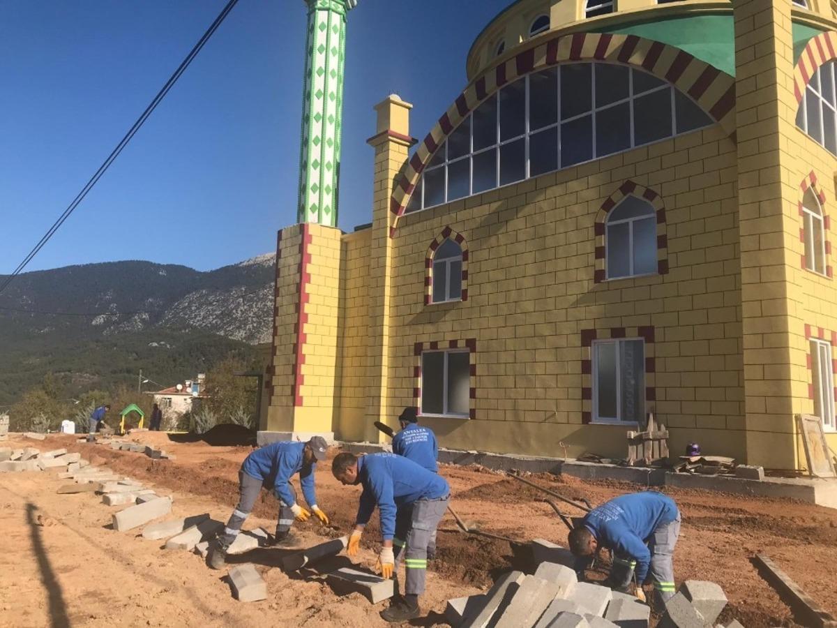G&uuml;ndoğmuş Yeni Cami&rsquo;ne parke ve peyzaj