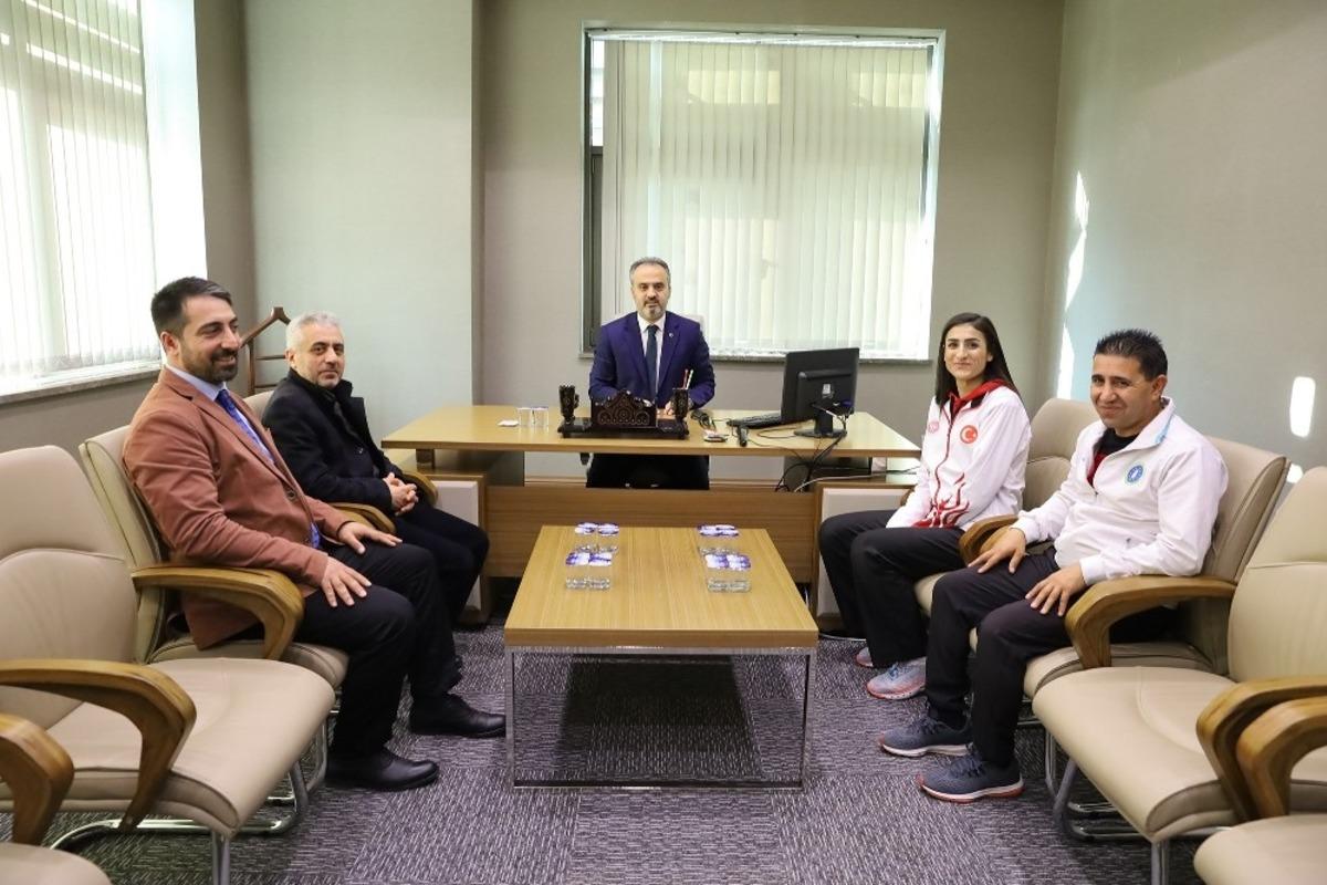 Başkan Aktaş olimpiyat yolcusu Hatice K&uuml;bra&rsquo;yı kutladı