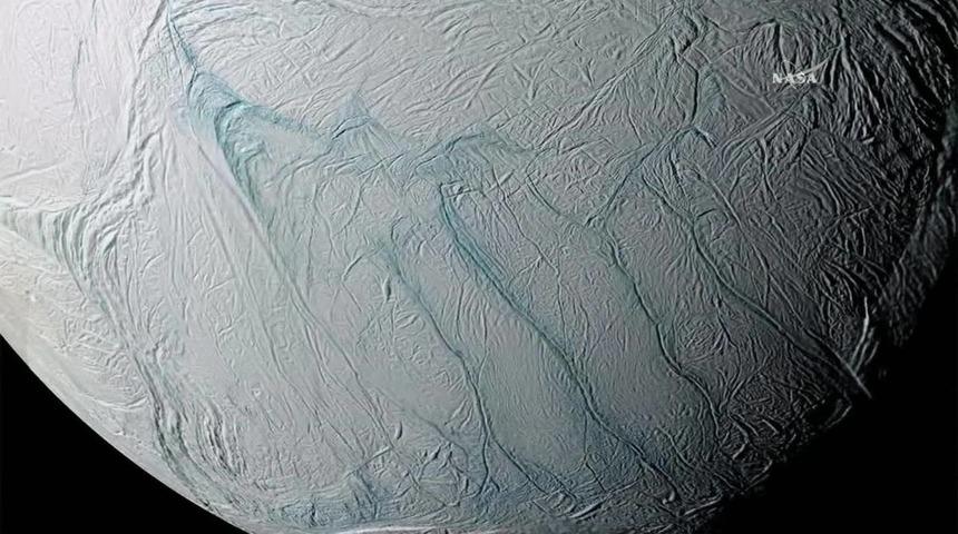 Satürn'ün uydusu Enceladus'taki "kaplan sırtı deseni"nin sırrı çözüldü