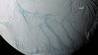 Satürn'ün uydusu Enceladus'taki kaplan sırtı deseninin sırrı çözüldü