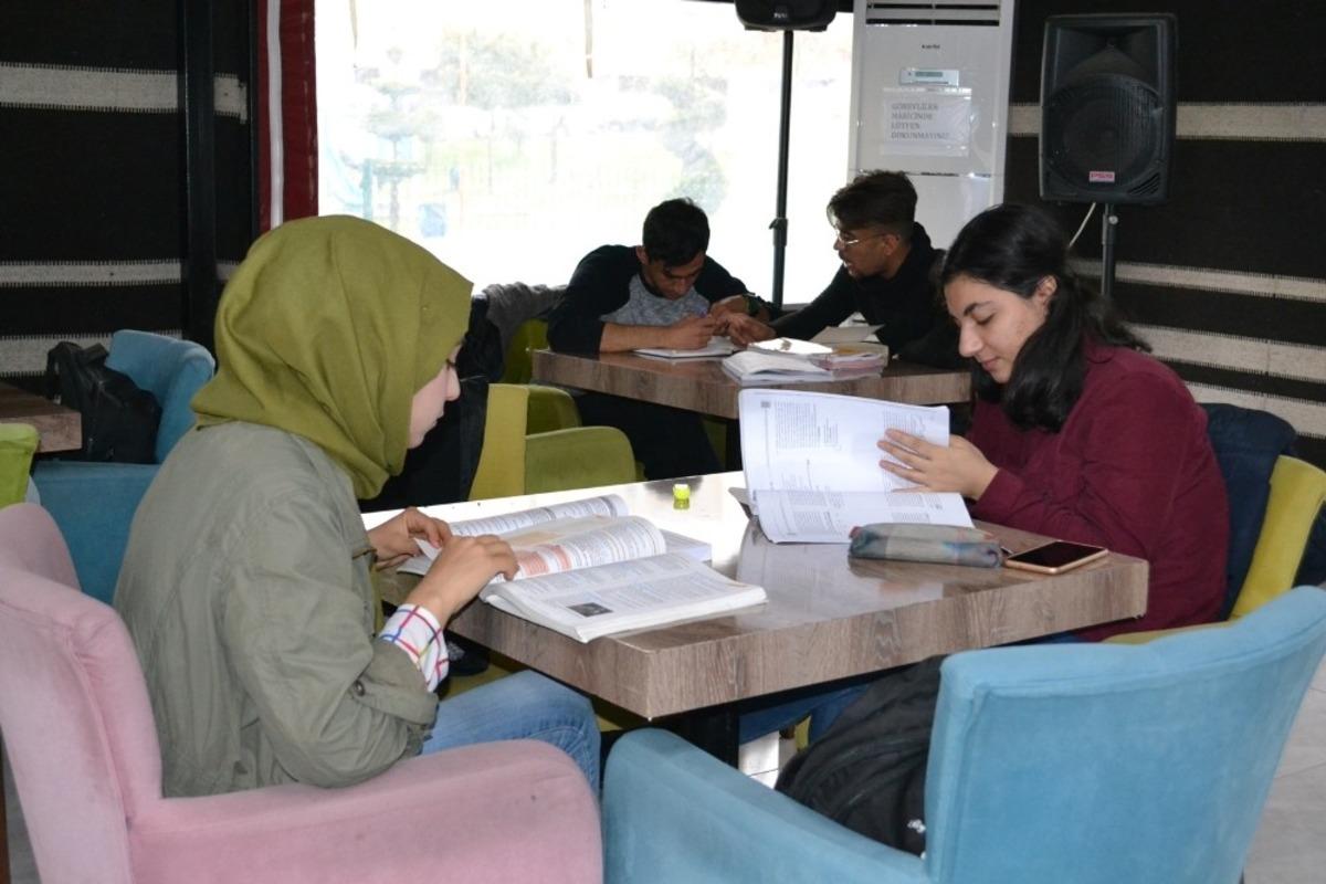 Eyy&uuml;biye&rsquo;de &ouml;ğrenciler &uuml;cretsiz kursta sınava hazırlanıyor