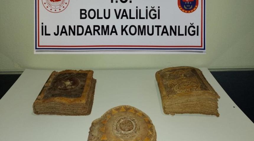 Bolu&rsquo;da ilk Tevratlardan olduğu tahmin edilen el yazması kitap yakalandı