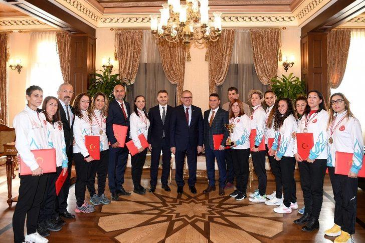 (Düzeltme) Şampiyon öğretmenlere Vali’den tebrik G1