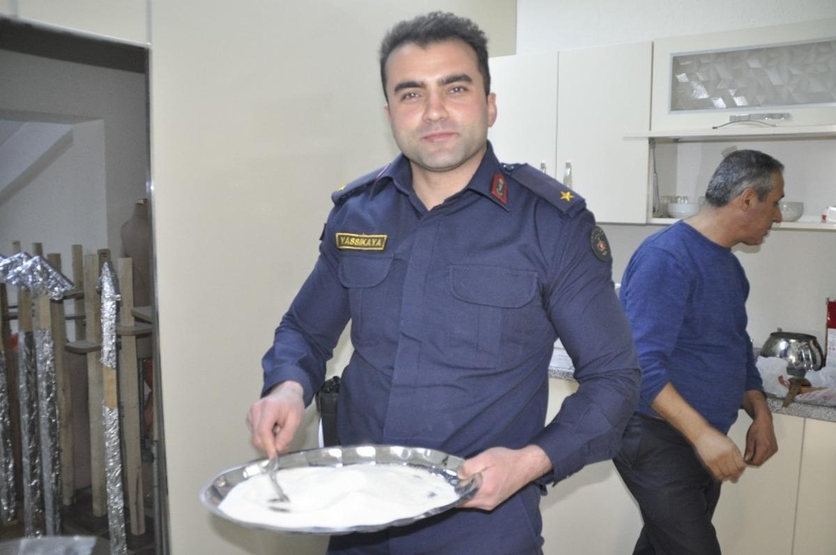 Kaymakam Tortop ve Başkan &Ccedil;&ouml;l Şuhut&rsquo;ta ilk kez yetiştirilen sahlep tarlasını gezdi