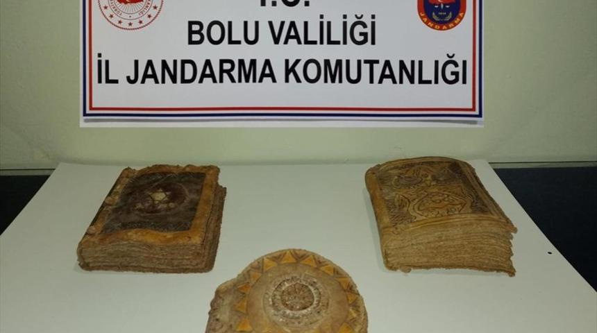 Otoyolda durdurulan otomobilde tarihi eser niteliğinde kitaplar ele geçirildi