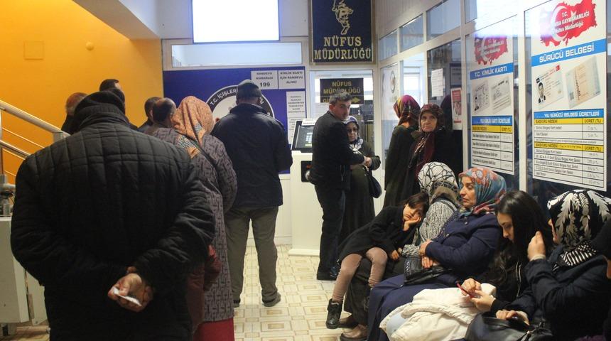 Samsun'da yeni kimlik kartı haberini duyan vatandaşlar Nüfus Müdürlüğüne akın etti