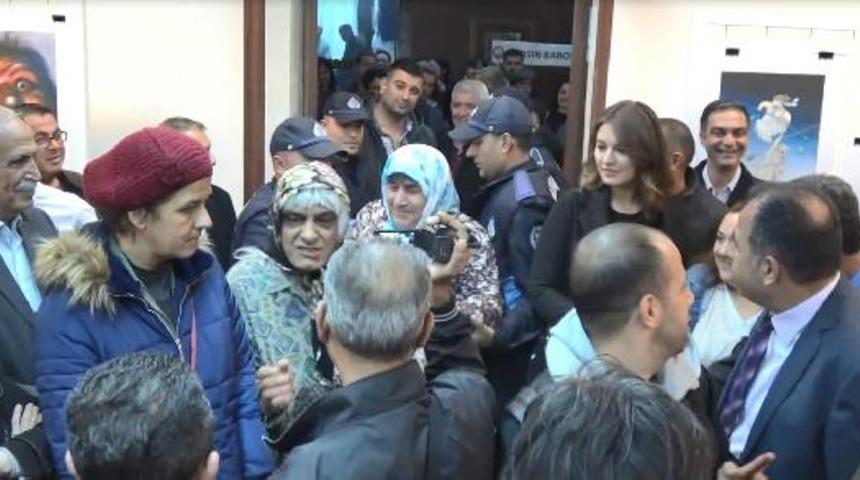 Senaryo gereği atılan sloganlar, paniğe neden oldu