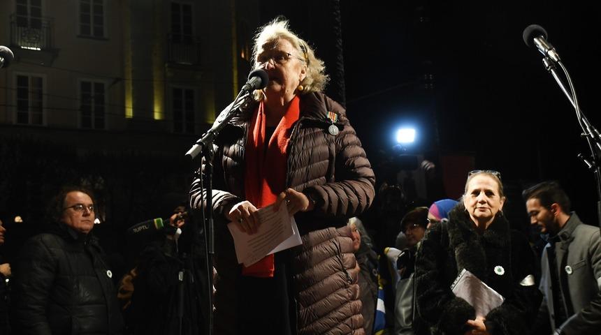 İsve&ccedil;li gazeteci Doctare, Peter Handke'ye tepki olarak Nobel madalyasını iade ediyor