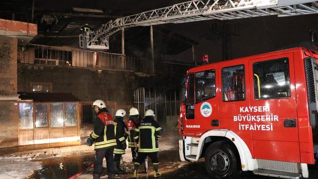 Kayseri'de yatak üretimi yapan fabrikada yangın çıktı (2)