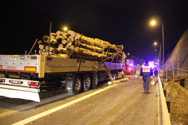Bolu Dağı’nda tomruk yüklü TIR kaza yaptı tomruklar yola saçıldı G2
