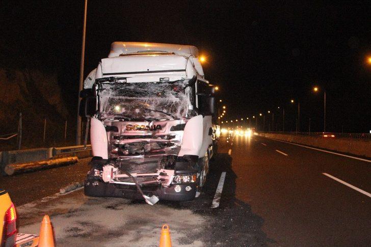 Bolu Dağı’nda tomruk yüklü TIR kaza yaptı tomruklar yola saçıldı G3