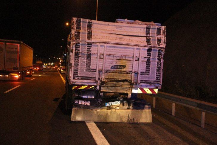 Bolu Dağı’nda tomruk yüklü TIR kaza yaptı tomruklar yola saçıldı G4