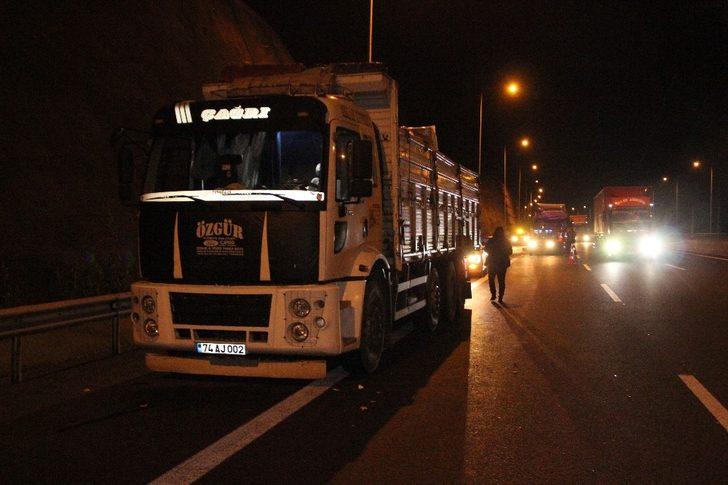 Bolu Dağı’nda tomruk yüklü TIR kaza yaptı tomruklar yola saçıldı G5