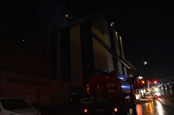 Güngören’de 4 katlı bir iş yerinin bacası alev alev yandı G1