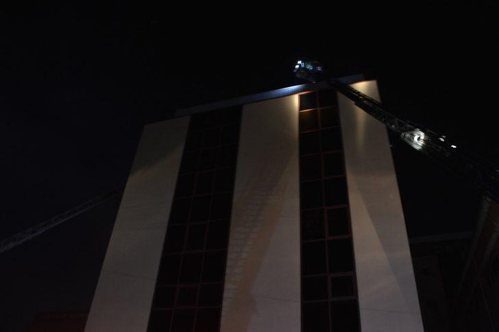 Güngören’de 4 katlı bir iş yerinin bacası alev alev yandı G2