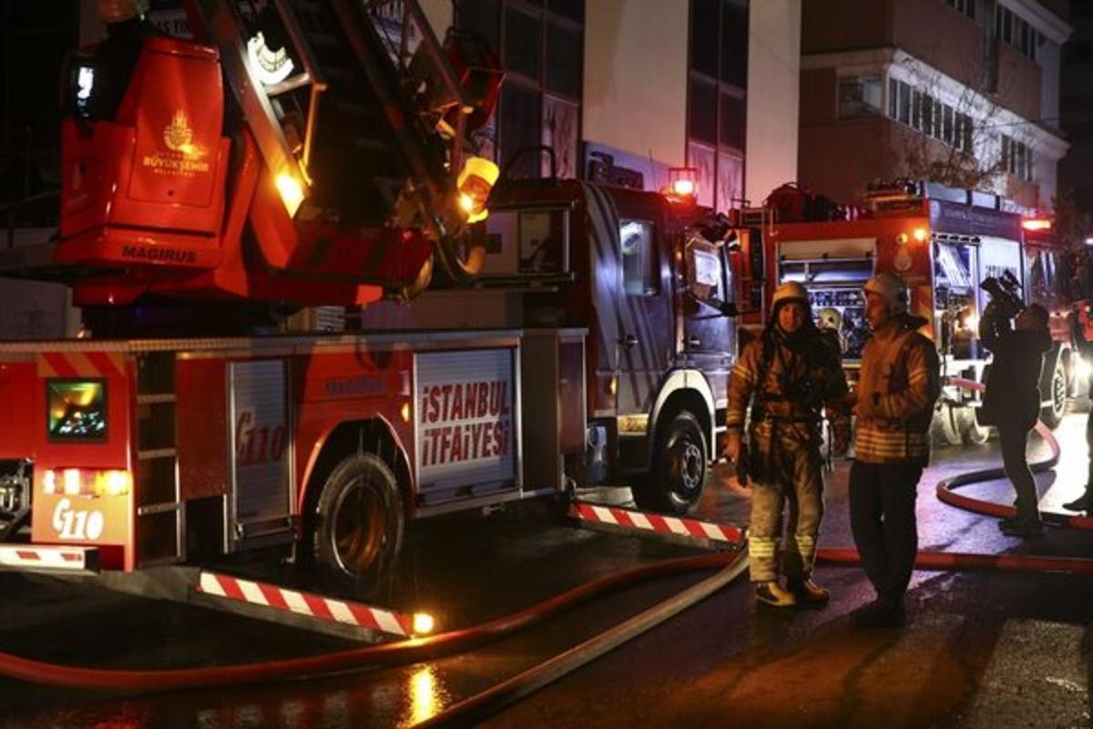 G&uuml;ng&ouml;ren&rsquo;de 4 katlı bir iş yerinin bacası alev alev yandı