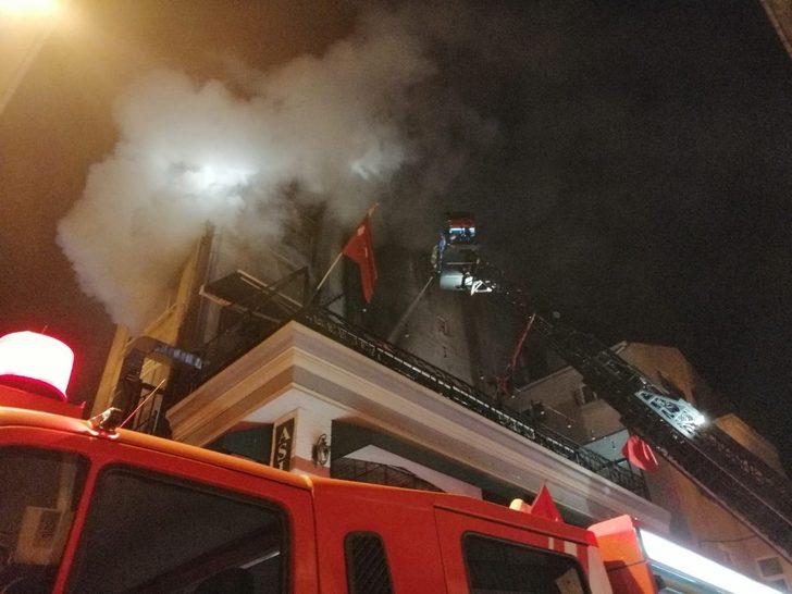 Kadıköy de 5 katlı binada korkutan yangın G3