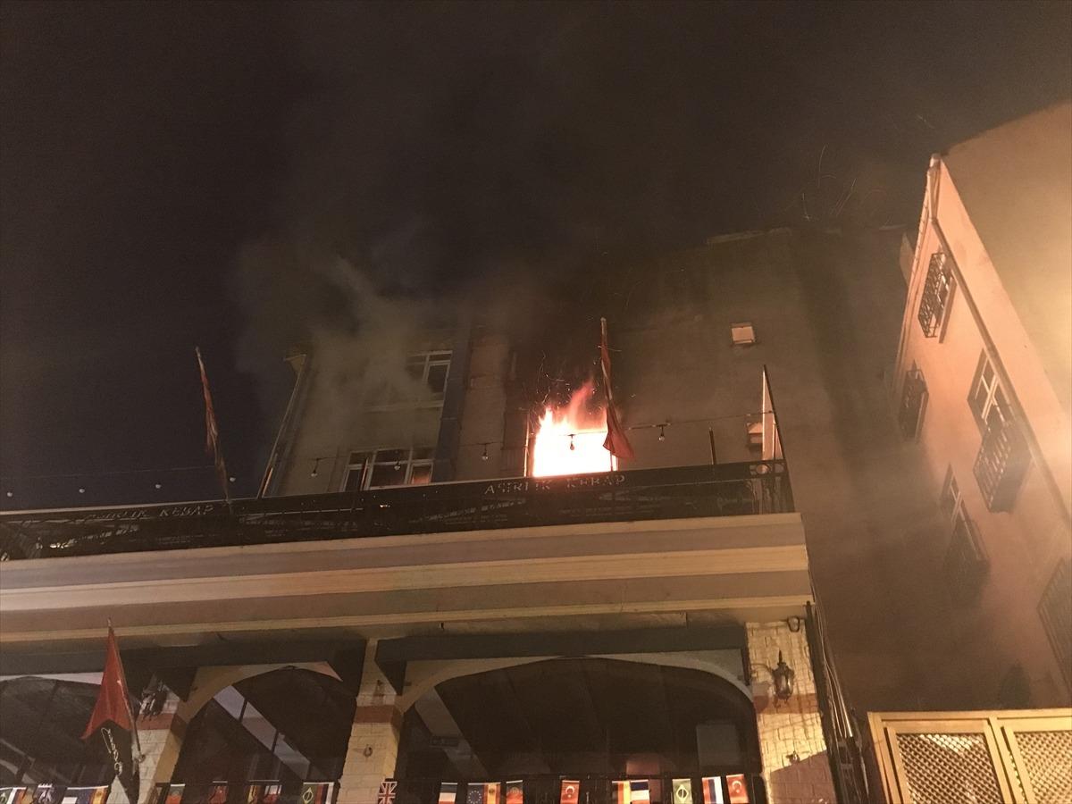 Kadık&ouml;y'de iş yeri yangını