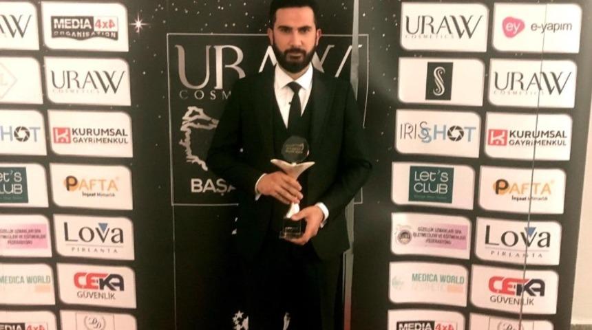 Devletin Derin Aklı kitabı ile Ramazan İzol yılın en iyi &ccedil;ıkış yapan yazarı &ouml;d&uuml;l&uuml;ne layık g&ouml;r&uuml;ld&uuml;