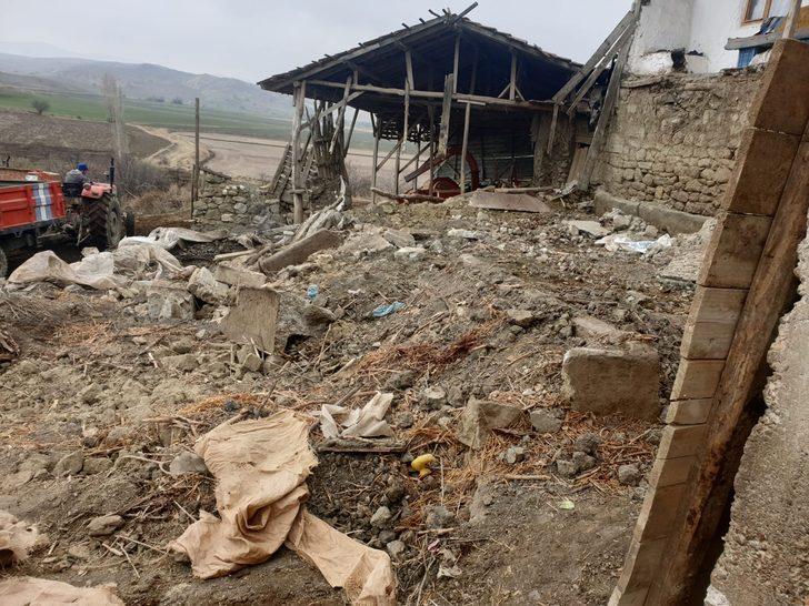 Mandıranın çatı ve duvarı çöktü: 6 hayvan telef oldu G5