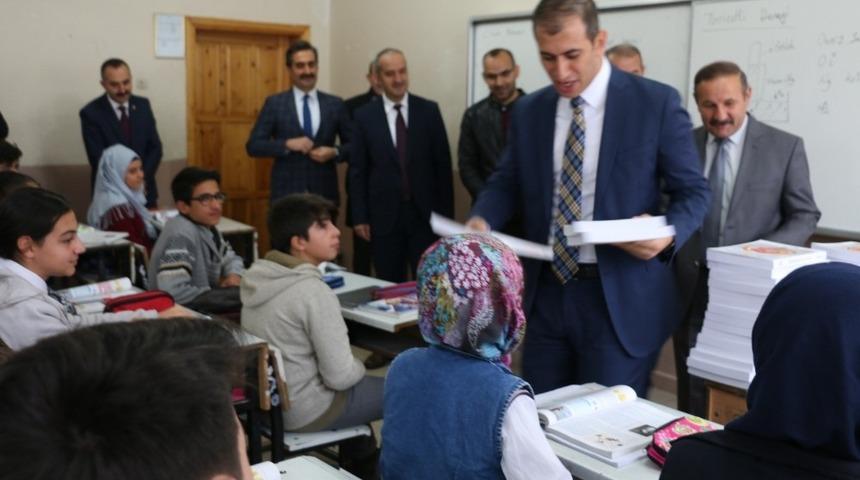 Aşkale Belediyesinden kitap jesti