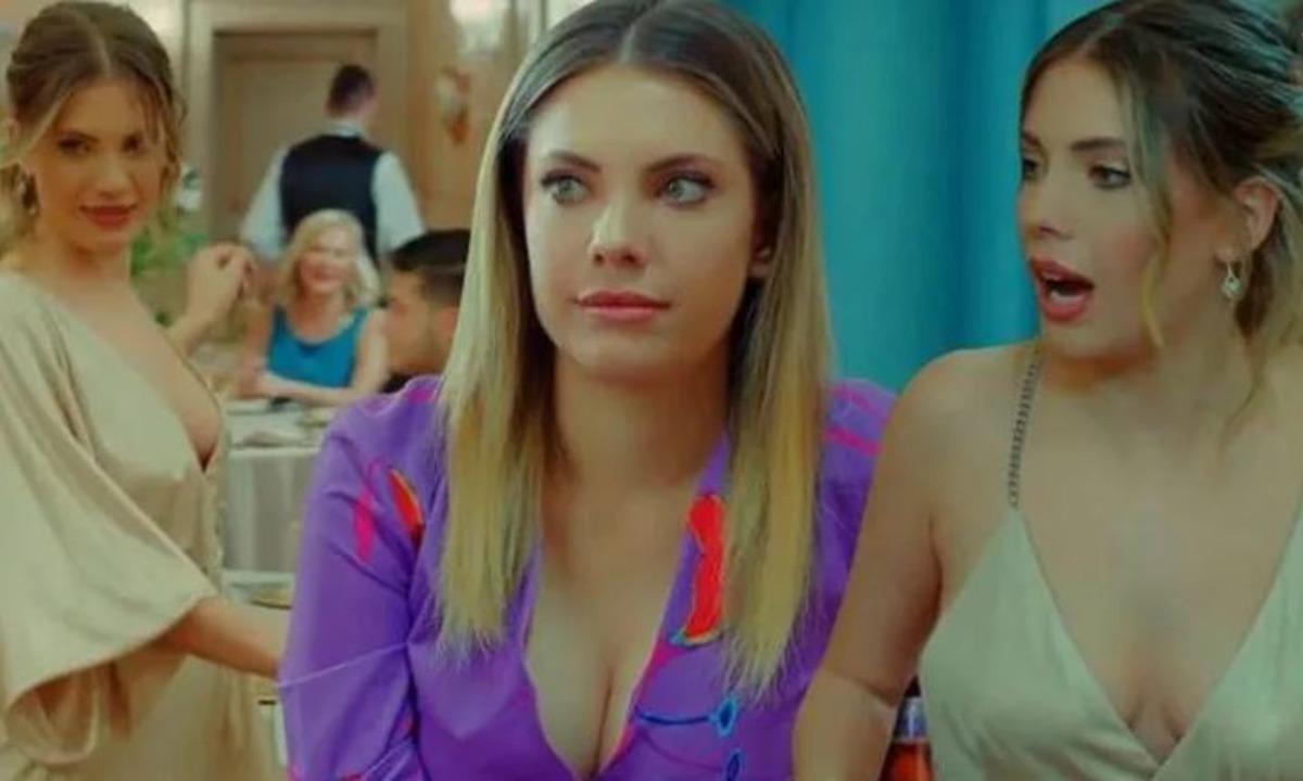 Yasak Elma'da g&ouml;ğ&uuml;s dekoltesi kriz oldu! Seyirci dekolte g&ouml;rmekten bıktı!