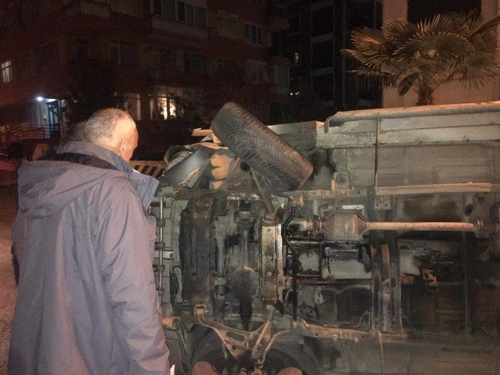 Kadıköy'de eşinin park etmesini beğenmeyen adam lüks cipi devirdi G4