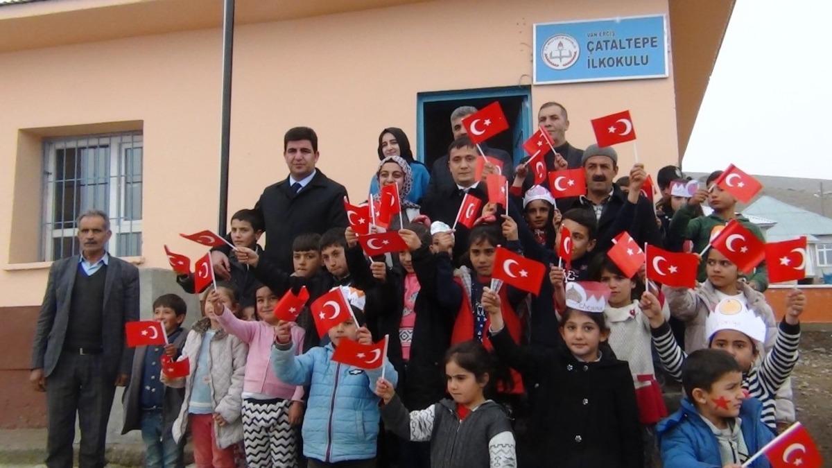 &Ccedil;ocuklardan Başkan Vekili Mehmetbeyoğlu&rsquo;na bayraklı karşılama