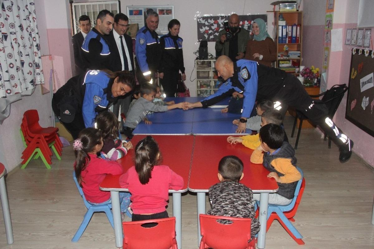 Polisin yazdığı masal kitabı k&ouml;y okullarına da ulaştı