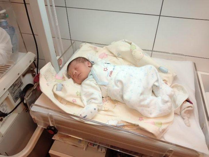 İstanbul'da çanta içinde 15 günlük bebek bulundu G3