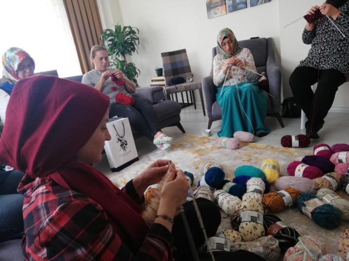 &Ouml;ğretmenler ve veliler, &ouml;ğrenciler i&ccedil;in atkı &ouml;rd&uuml;