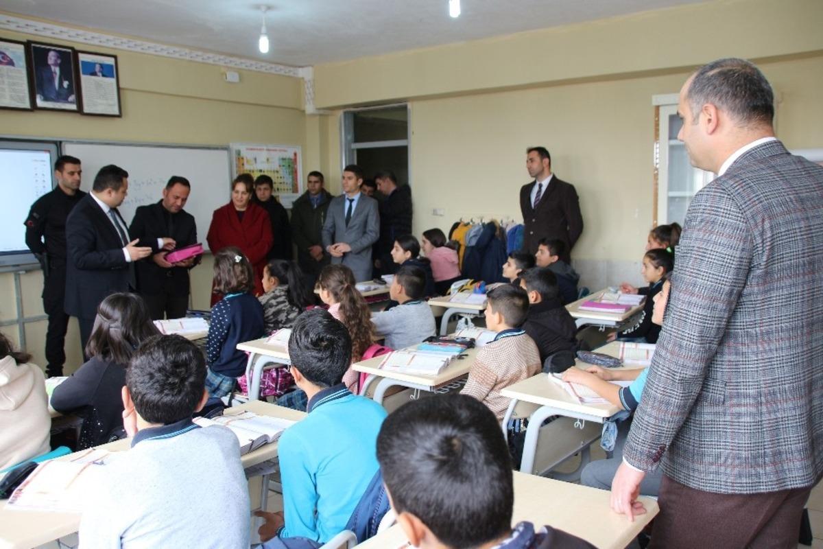 Kaymakam Avcı&rsquo;dan &ouml;ğrencilere hijyen malzemesi