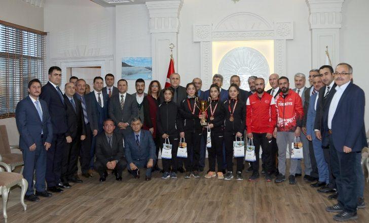 Vali Bilmez, başarılı atletleri ödüllendirdi G1