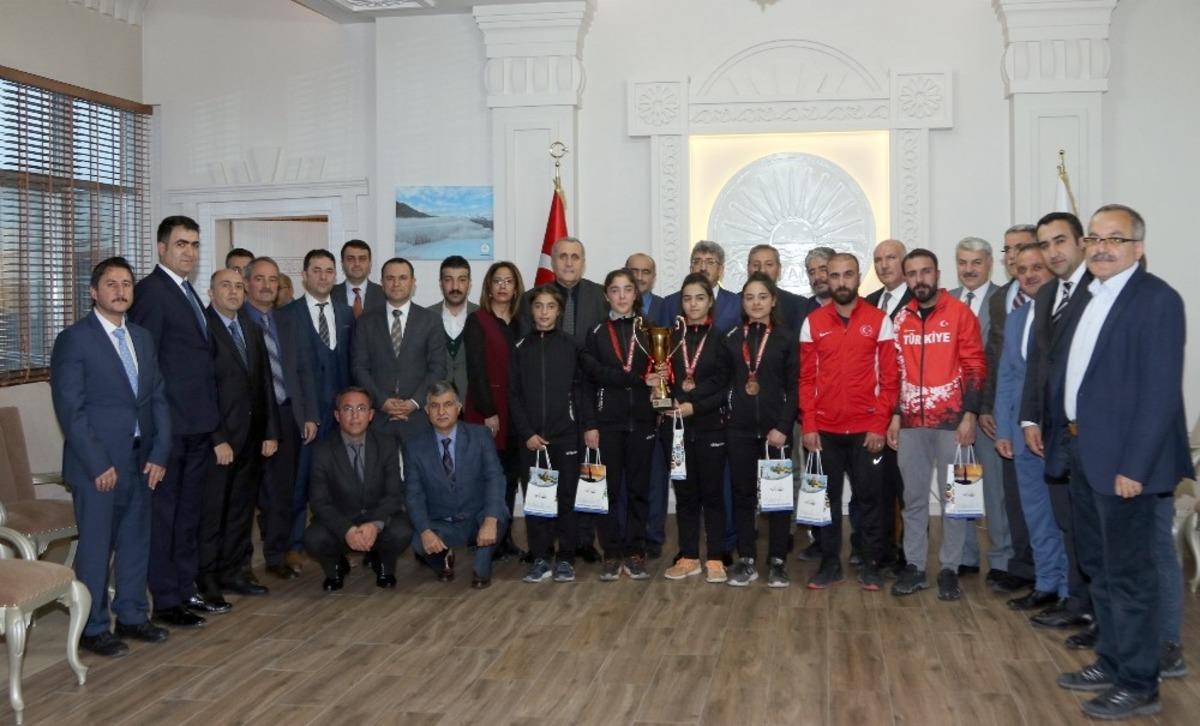 Vali Bilmez, başarılı atletleri &ouml;d&uuml;llendirdi