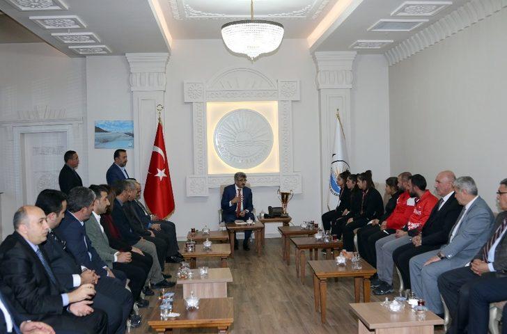 Vali Bilmez, başarılı atletleri ödüllendirdi G2