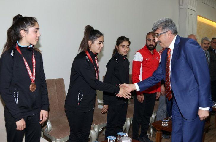 Vali Bilmez, başarılı atletleri ödüllendirdi G3