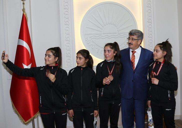 Vali Bilmez, başarılı atletleri ödüllendirdi G5