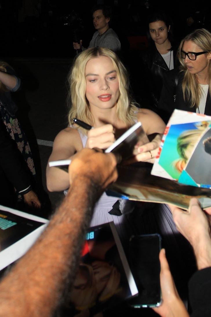 Nicole Kidman, Charlize Theron ve Margot Robbie imza vermekten yoruldu! G4