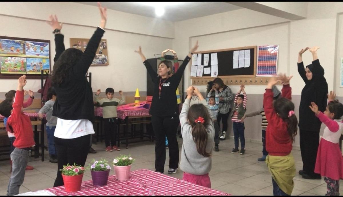K&ouml;y okulu &ouml;ğrencileri zumba ile buluştu