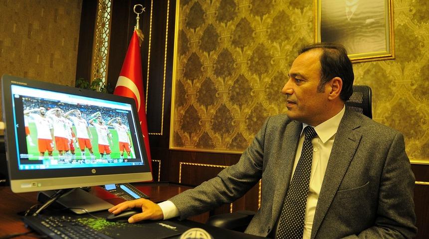 Bing&ouml;l &Uuml;niversitesi Rekt&ouml;r&uuml; &Ccedil;apak, AA'nın "Yılın Fotoğrafları" oylamasına katıldı