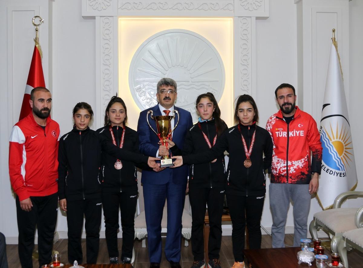 Vali Bilmez, T&uuml;rkiye &uuml;&ccedil;&uuml;nc&uuml;s&uuml; atletizm takımını &ouml;d&uuml;llendirdi