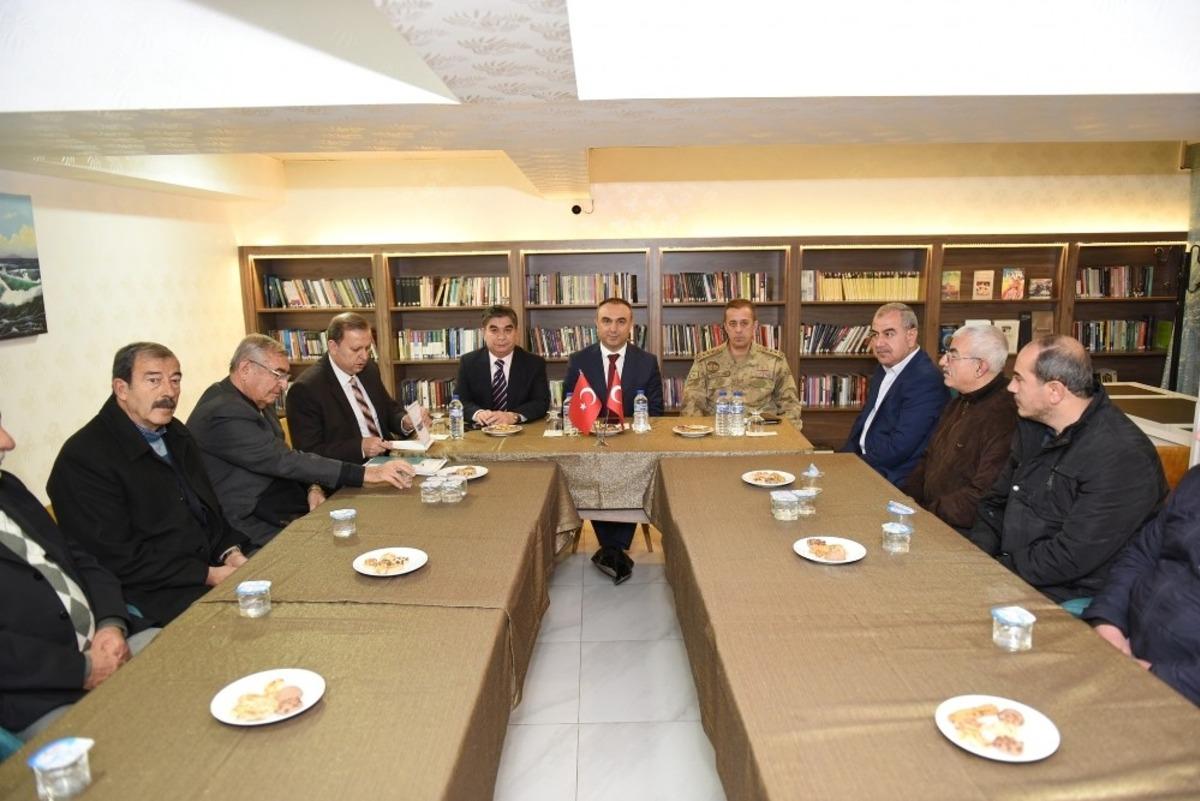 Vali Soyt&uuml;rk muhtarlarla bir araya geldi